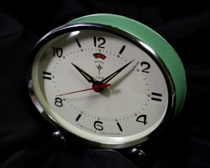 picture of a green alarm clock